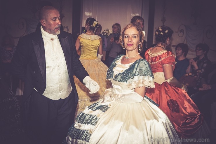 Leģendu nakts ietvaros ikviens baudīja iespēju iepazīt un izjust Cēsu pilsmuižas iemītnieku sadzīvi 18.-19. gadsimtā. Foto: Cēsu pils apmeklētāju cent Leģendu nakts ietvaros ikviens baudīja iespēju iepazīt un izjust Cēsu pilsmuižas iemītnieku sadzīvi 18.-19. gadsimtā. Foto: Cēsu pils apmeklētāju cent 236765