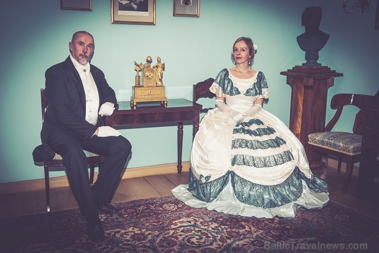 Leģendu nakts ietvaros ikviens baudīja iespēju iepazīt un izjust Cēsu pilsmuižas iemītnieku sadzīvi 18.-19. gadsimtā. Foto: Cēsu pils apmeklētāju cent Leģendu nakts ietvaros ikviens baudīja iespēju iepazīt un izjust Cēsu pilsmuižas iemītnieku sadzīvi 18.-19. gadsimtā. Foto: Cēsu pils apmeklētāju cent 236768