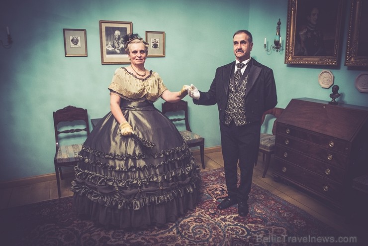Leģendu nakts ietvaros ikviens baudīja iespēju iepazīt un izjust Cēsu pilsmuižas iemītnieku sadzīvi 18.-19. gadsimtā. Foto: Cēsu pils apmeklētāju cent Leģendu nakts ietvaros ikviens baudīja iespēju iepazīt un izjust Cēsu pilsmuižas iemītnieku sadzīvi 18.-19. gadsimtā. Foto: Cēsu pils apmeklētāju cent 236769