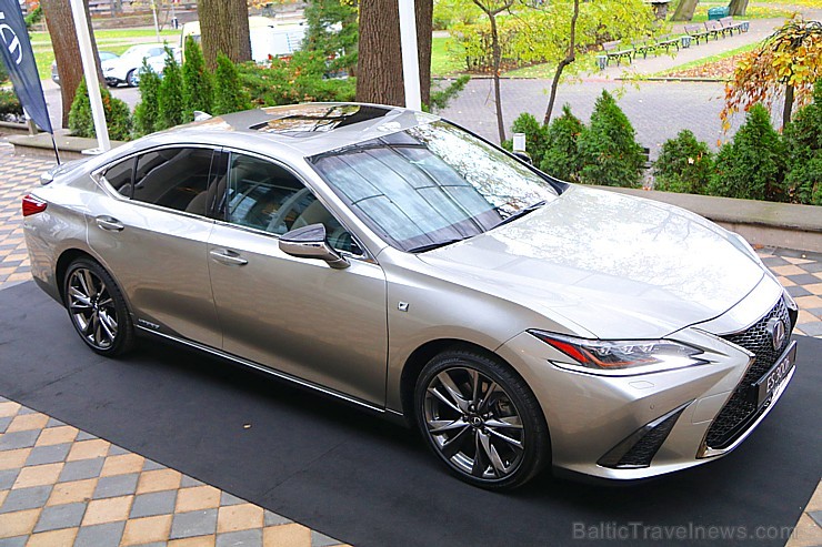 Brīnišķīgā Rīgas restorāna «Bibliotēka Nr.1» brokastu atmosfērā prezentē jauno «Lexus ES» 237107