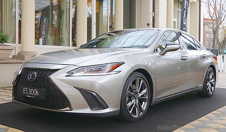 Brīnišķīgā Rīgas restorāna «Bibliotēka Nr.1» brokastu atmosfērā prezentē jauno «Lexus ES» 237108