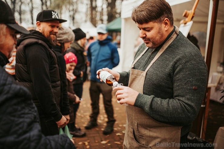 Valmiermuižas parkā Mārtiņdienas svinībās un tirdziņā 