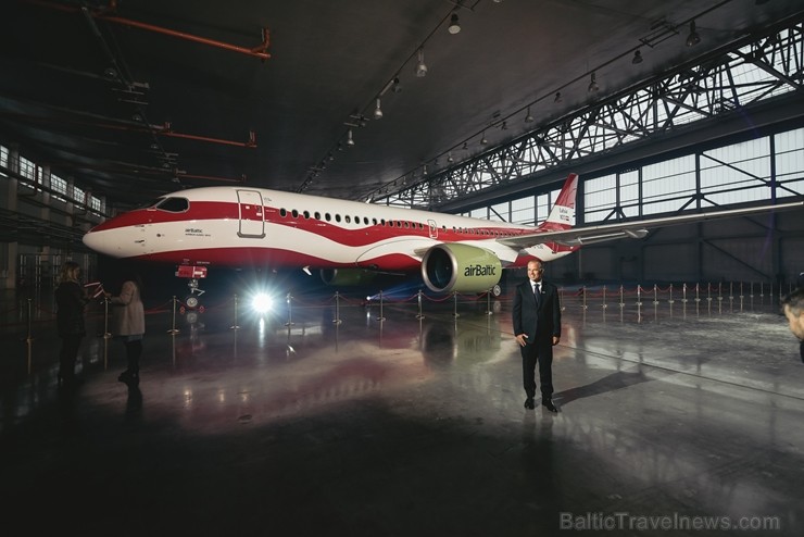 Latvijas lidsabiedrība airBaltic pasniedza unikālu dāvanu Latvijai simtgadē – lidmašīnu ar īpašo krāsojumu. airBaltic Airbus A220-300 lidmašīnu ar reģ Latvijas lidsabiedrība airBaltic pasniedza unikālu dāvanu Latvijai simtgadē – lidmašīnu ar īpašo krāsojumu. airBaltic Airbus A220-300 lidmašīnu ar reģ 237770