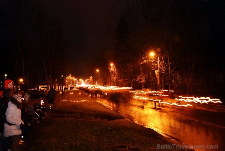 Alūksnē lieli un mazi dodas Lāčplēša dienas gājienā 238053
