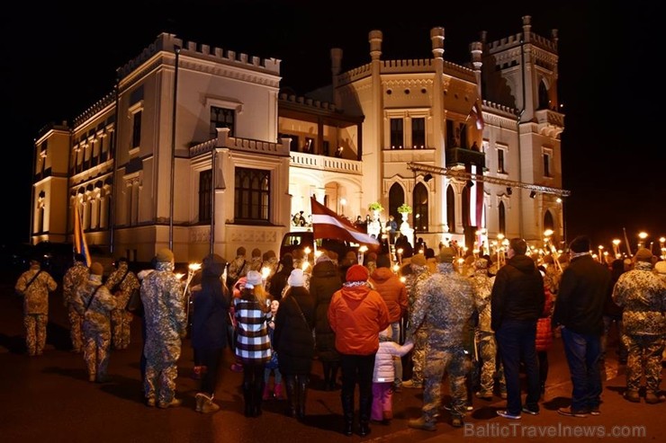 Alūksnē lieli un mazi dodas Lāčplēša dienas gājienā 238061