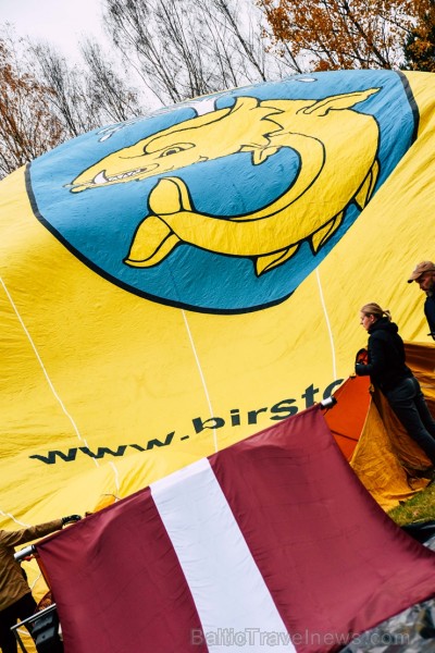 Paceļot Latvijas karogu virs Lietuvas, kūrortpilsēta Birštonas sveic Latviju simtgadē. Birštonas pašvaldības vadītāja Nijole Dirginčiene sveic visus l Paceļot Latvijas karogu virs Lietuvas, kūrortpilsēta Birštonas sveic Latviju simtgadē. Birštonas pašvaldības vadītāja Nijole Dirginčiene sveic visus l 238383