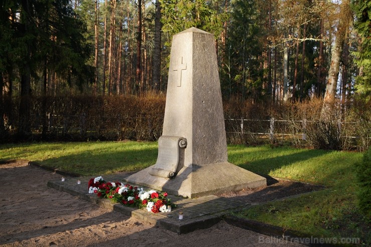 Šogad Rīgas lielās ziemassvētku egles tika meklētas vēsturiski ļoti nozīmīgā vietā, kur pirms 102 gadiem norisinājās Ziemassvētku kaujas. Pirms egļu m 238402