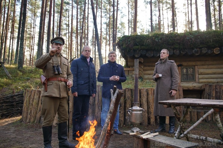 Šogad Rīgas lielās ziemassvētku egles tika meklētas vēsturiski ļoti nozīmīgā vietā, kur pirms 102 gadiem norisinājās Ziemassvētku kaujas. Pirms egļu m 238404
