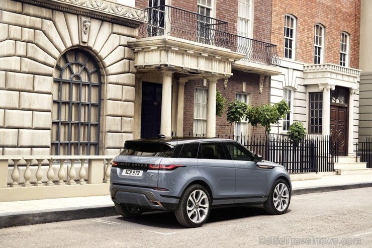 Oriģinālais luksusa klases kompaktais SUV ir kļuvis vēl labāks. Dzimtenes pilsētā un kalnos jaunais pievienojas Range Rover saimei, piedāvājot iespēju Oriģinālais luksusa klases kompaktais SUV ir kļuvis vēl labāks. Dzimtenes pilsētā un kalnos jaunais pievienojas Range Rover saimei, piedāvājot iespēju 239007