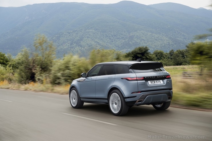 Oriģinālais luksusa klases kompaktais SUV ir kļuvis vēl labāks. Dzimtenes pilsētā un kalnos jaunais pievienojas Range Rover saimei, piedāvājot iespēju Oriģinālais luksusa klases kompaktais SUV ir kļuvis vēl labāks. Dzimtenes pilsētā un kalnos jaunais pievienojas Range Rover saimei, piedāvājot iespēju 239014