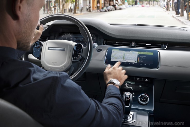 Oriģinālais luksusa klases kompaktais SUV ir kļuvis vēl labāks. Dzimtenes pilsētā un kalnos jaunais pievienojas Range Rover saimei, piedāvājot iespēju Oriģinālais luksusa klases kompaktais SUV ir kļuvis vēl labāks. Dzimtenes pilsētā un kalnos jaunais pievienojas Range Rover saimei, piedāvājot iespēju 239016