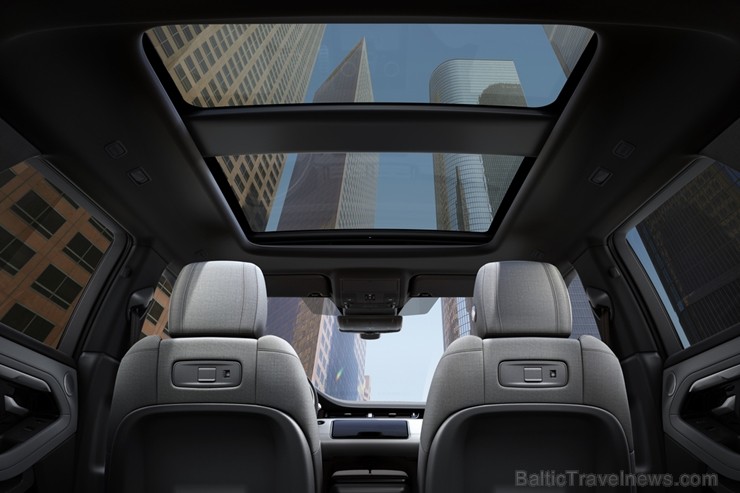 Oriģinālais luksusa klases kompaktais SUV ir kļuvis vēl labāks. Dzimtenes pilsētā un kalnos jaunais pievienojas Range Rover saimei, piedāvājot iespēju Oriģinālais luksusa klases kompaktais SUV ir kļuvis vēl labāks. Dzimtenes pilsētā un kalnos jaunais pievienojas Range Rover saimei, piedāvājot iespēju 239017