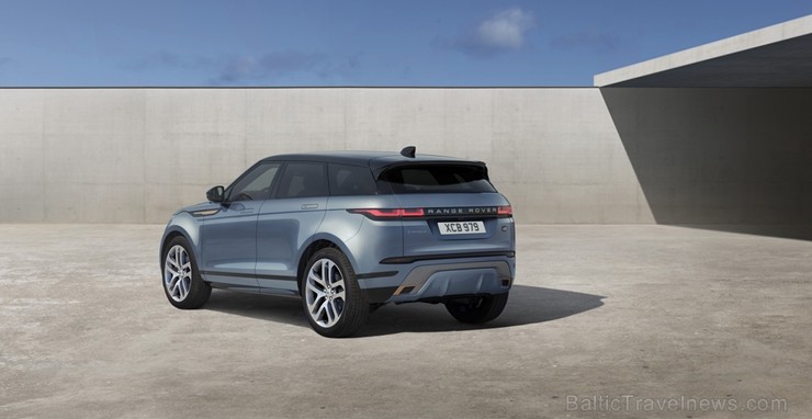 Oriģinālais luksusa klases kompaktais SUV ir kļuvis vēl labāks. Dzimtenes pilsētā un kalnos jaunais pievienojas Range Rover saimei, piedāvājot iespēju Oriģinālais luksusa klases kompaktais SUV ir kļuvis vēl labāks. Dzimtenes pilsētā un kalnos jaunais pievienojas Range Rover saimei, piedāvājot iespēju 239021