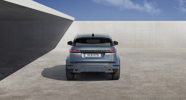 Oriģinālais luksusa klases kompaktais SUV ir kļuvis vēl labāks. Dzimtenes pilsētā un kalnos jaunais pievienojas Range Rover saimei, piedāvājot iespēju Oriģinālais luksusa klases kompaktais SUV ir kļuvis vēl labāks. Dzimtenes pilsētā un kalnos jaunais pievienojas Range Rover saimei, piedāvājot iespēju 239024