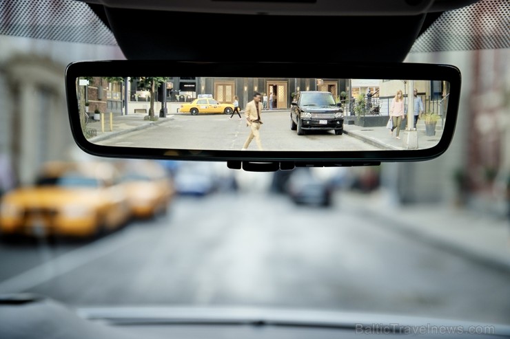 Oriģinālais luksusa klases kompaktais SUV ir kļuvis vēl labāks. Dzimtenes pilsētā un kalnos jaunais pievienojas Range Rover saimei, piedāvājot iespēju Oriģinālais luksusa klases kompaktais SUV ir kļuvis vēl labāks. Dzimtenes pilsētā un kalnos jaunais pievienojas Range Rover saimei, piedāvājot iespēju 239026