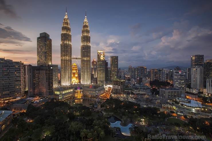 Malaizijas galvaspilsēta Kuala Lumpura ir moderna un to ieskauj zaļumi un siltums. Saulainās dienas viens otram līdzās izbauda gan malajiešu, gan ķīni Malaizijas galvaspilsēta Kuala Lumpura ir moderna un to ieskauj zaļumi un siltums. Saulainās dienas viens otram līdzās izbauda gan malajiešu, gan ķīni 239381