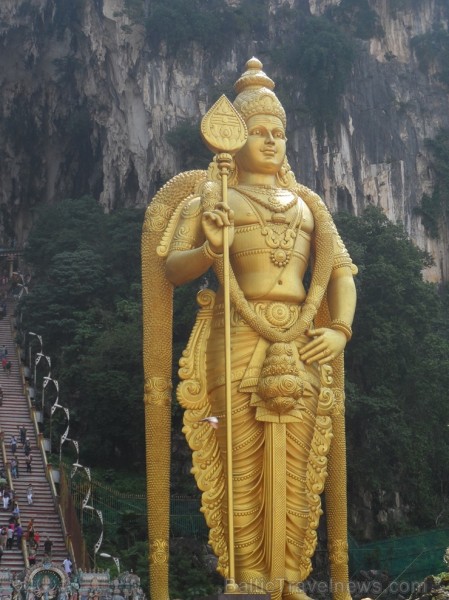 Malaizijas galvaspilsēta Kuala Lumpura ir moderna un to ieskauj zaļumi un siltums. Saulainās dienas viens otram līdzās izbauda gan malajiešu, gan ķīni Malaizijas galvaspilsēta Kuala Lumpura ir moderna un to ieskauj zaļumi un siltums. Saulainās dienas viens otram līdzās izbauda gan malajiešu, gan ķīni 239383