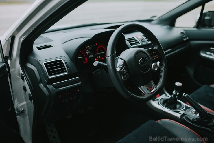 Gints sevi uzskata par prasmīgu braucēju, taču doties trasē pie sporta auto 