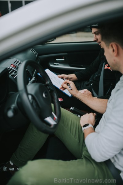 Gints sevi uzskata par prasmīgu braucēju, taču doties trasē pie sporta auto 