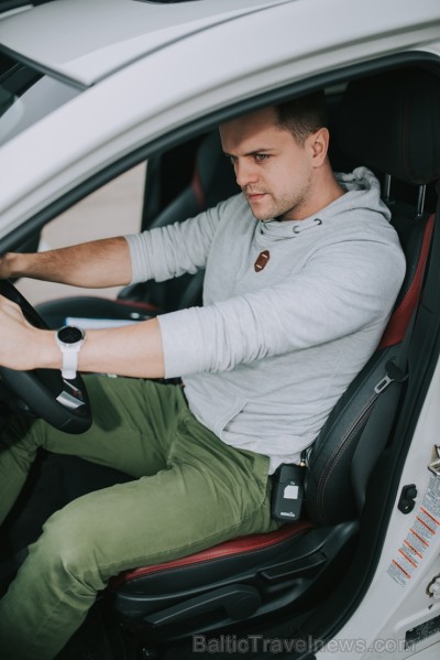 Gints sevi uzskata par prasmīgu braucēju, taču doties trasē pie sporta auto 