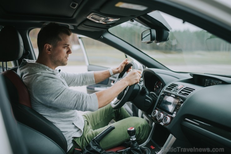 Gints sevi uzskata par prasmīgu braucēju, taču doties trasē pie sporta auto 