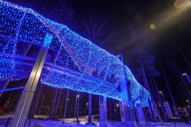 Jūrmalā - Dzintaru mežaparkā - atklāts Gaismas parks, kurā dažādos gaismas dekoros, skulptūrās jau otro gadu iemirdzas tūkstošiem LED gaismiņu. 239714