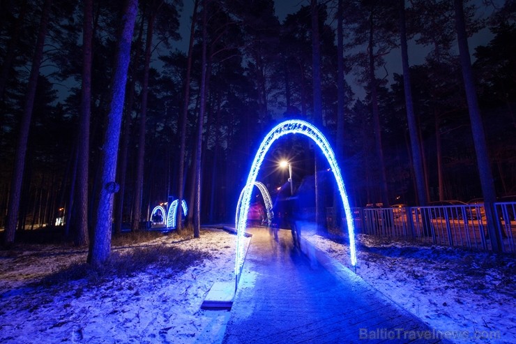 Jūrmalā - Dzintaru mežaparkā - atklāts Gaismas parks, kurā dažādos gaismas dekoros, skulptūrās jau otro gadu iemirdzas tūkstošiem LED gaismiņu. Jūrmalā - Dzintaru mežaparkā - atklāts Gaismas parks, kurā dažādos gaismas dekoros, skulptūrās jau otro gadu iemirdzas tūkstošiem LED gaismiņu. 239718