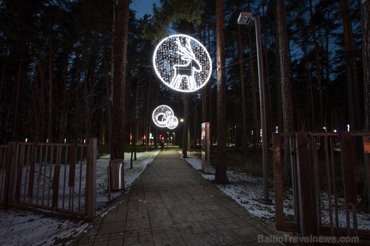 Jūrmalā - Dzintaru mežaparkā - atklāts Gaismas parks, kurā dažādos gaismas dekoros, skulptūrās jau otro gadu iemirdzas tūkstošiem LED gaismiņu. Jūrmalā - Dzintaru mežaparkā - atklāts Gaismas parks, kurā dažādos gaismas dekoros, skulptūrās jau otro gadu iemirdzas tūkstošiem LED gaismiņu. 239721