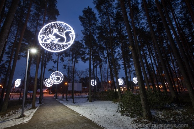 Jūrmalā - Dzintaru mežaparkā - atklāts Gaismas parks, kurā dažādos gaismas dekoros, skulptūrās jau otro gadu iemirdzas tūkstošiem LED gaismiņu. Jūrmalā - Dzintaru mežaparkā - atklāts Gaismas parks, kurā dažādos gaismas dekoros, skulptūrās jau otro gadu iemirdzas tūkstošiem LED gaismiņu. 239726