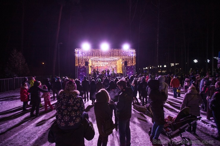 Jūrmalā - Dzintaru mežaparkā - atklāts Gaismas parks, kurā dažādos gaismas dekoros, skulptūrās jau otro gadu iemirdzas tūkstošiem LED gaismiņu. Jūrmalā - Dzintaru mežaparkā - atklāts Gaismas parks, kurā dažādos gaismas dekoros, skulptūrās jau otro gadu iemirdzas tūkstošiem LED gaismiņu. 239727