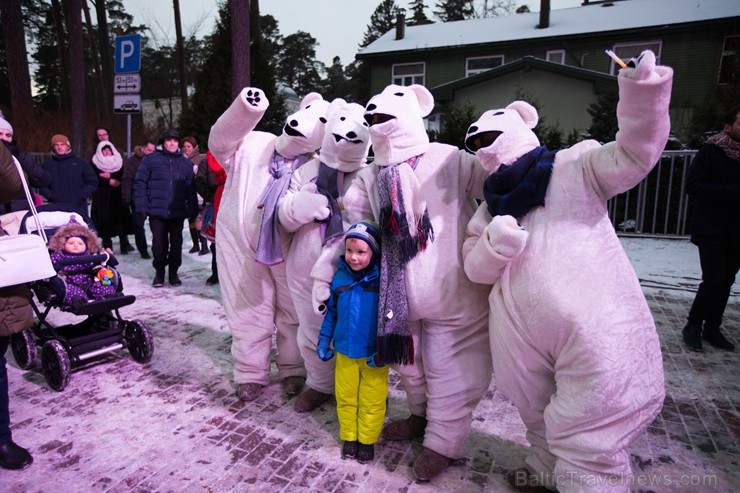 Jūrmalā - Dzintaru mežaparkā - atklāts Gaismas parks, kurā dažādos gaismas dekoros, skulptūrās jau otro gadu iemirdzas tūkstošiem LED gaismiņu. Jūrmalā - Dzintaru mežaparkā - atklāts Gaismas parks, kurā dažādos gaismas dekoros, skulptūrās jau otro gadu iemirdzas tūkstošiem LED gaismiņu. 239731