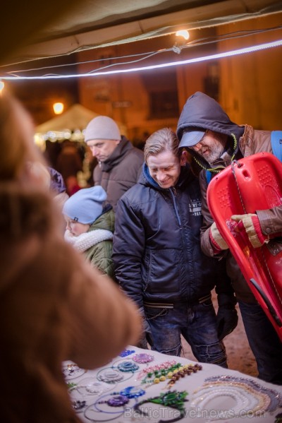 Cēsīs, gaidot Ziemassvētkus, pilsētas iedzīvotāji un viesi pulcējās kopā uz egles iedegšanu, tirdziņos meklēja un atrada gardas dāvanas un klausījās b Cēsīs, gaidot Ziemassvētkus, pilsētas iedzīvotāji un viesi pulcējās kopā uz egles iedegšanu, tirdziņos meklēja un atrada gardas dāvanas un klausījās b 239816