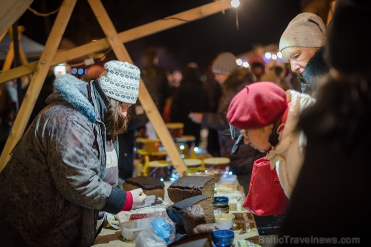 Cēsīs, gaidot Ziemassvētkus, pilsētas iedzīvotāji un viesi pulcējās kopā uz egles iedegšanu, tirdziņos meklēja un atrada gardas dāvanas un klausījās b Cēsīs, gaidot Ziemassvētkus, pilsētas iedzīvotāji un viesi pulcējās kopā uz egles iedegšanu, tirdziņos meklēja un atrada gardas dāvanas un klausījās b 239818