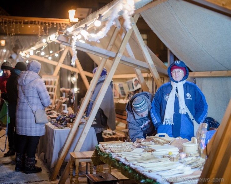 Cēsīs, gaidot Ziemassvētkus, pilsētas iedzīvotāji un viesi pulcējās kopā uz egles iedegšanu, tirdziņos meklēja un atrada gardas dāvanas un klausījās b Cēsīs, gaidot Ziemassvētkus, pilsētas iedzīvotāji un viesi pulcējās kopā uz egles iedegšanu, tirdziņos meklēja un atrada gardas dāvanas un klausījās b 239821