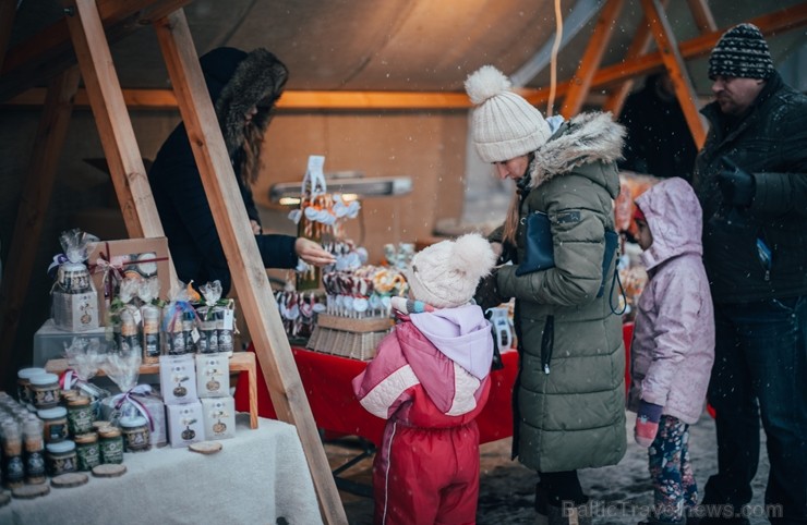 Cēsīs, gaidot Ziemassvētkus, pilsētas iedzīvotāji un viesi pulcējās kopā uz egles iedegšanu, tirdziņos meklēja un atrada gardas dāvanas un klausījās b Cēsīs, gaidot Ziemassvētkus, pilsētas iedzīvotāji un viesi pulcējās kopā uz egles iedegšanu, tirdziņos meklēja un atrada gardas dāvanas un klausījās b 239827