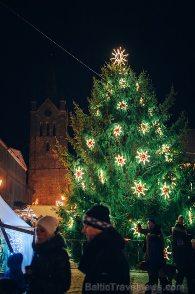 Cēsīs, gaidot Ziemassvētkus, pilsētas iedzīvotāji un viesi pulcējās kopā uz egles iedegšanu, tirdziņos meklēja un atrada gardas dāvanas un klausījās b Cēsīs, gaidot Ziemassvētkus, pilsētas iedzīvotāji un viesi pulcējās kopā uz egles iedegšanu, tirdziņos meklēja un atrada gardas dāvanas un klausījās b 239835