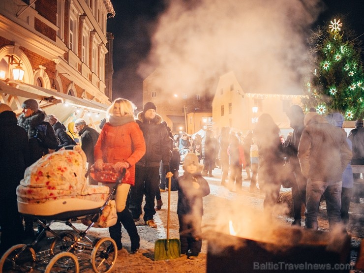 Cēsīs, gaidot Ziemassvētkus, pilsētas iedzīvotāji un viesi pulcējās kopā uz egles iedegšanu, tirdziņos meklēja un atrada gardas dāvanas un klausījās b Cēsīs, gaidot Ziemassvētkus, pilsētas iedzīvotāji un viesi pulcējās kopā uz egles iedegšanu, tirdziņos meklēja un atrada gardas dāvanas un klausījās b 239836