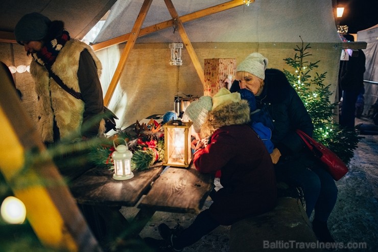 Cēsīs, gaidot Ziemassvētkus, pilsētas iedzīvotāji un viesi pulcējās kopā uz egles iedegšanu, tirdziņos meklēja un atrada gardas dāvanas un klausījās b Cēsīs, gaidot Ziemassvētkus, pilsētas iedzīvotāji un viesi pulcējās kopā uz egles iedegšanu, tirdziņos meklēja un atrada gardas dāvanas un klausījās b 239838