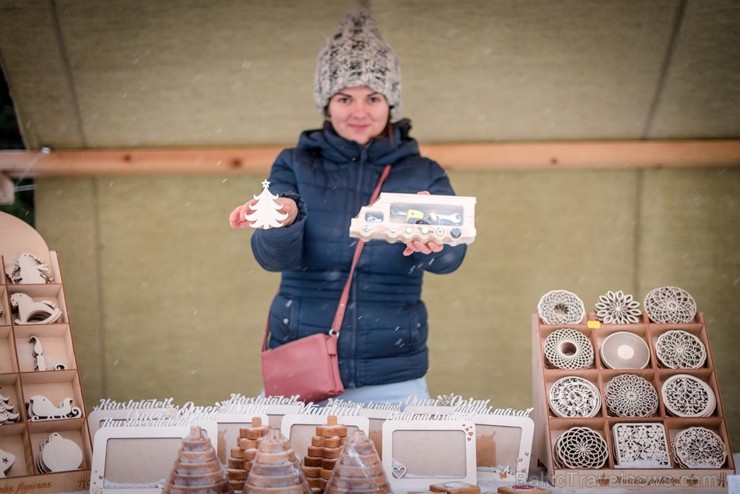 Cēsīs, gaidot Ziemassvētkus, pilsētas iedzīvotāji un viesi pulcējās kopā uz egles iedegšanu, tirdziņos meklēja un atrada gardas dāvanas un klausījās b Cēsīs, gaidot Ziemassvētkus, pilsētas iedzīvotāji un viesi pulcējās kopā uz egles iedegšanu, tirdziņos meklēja un atrada gardas dāvanas un klausījās b 239843