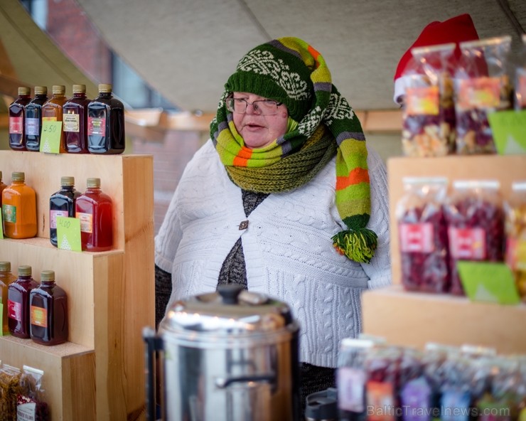 Cēsīs, gaidot Ziemassvētkus, pilsētas iedzīvotāji un viesi pulcējās kopā uz egles iedegšanu, tirdziņos meklēja un atrada gardas dāvanas un klausījās b Cēsīs, gaidot Ziemassvētkus, pilsētas iedzīvotāji un viesi pulcējās kopā uz egles iedegšanu, tirdziņos meklēja un atrada gardas dāvanas un klausījās b 239845