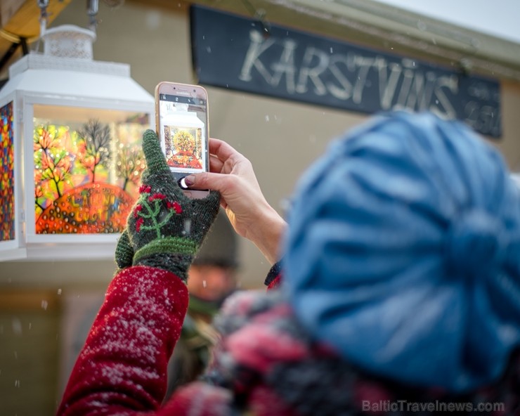 Cēsīs, gaidot Ziemassvētkus, pilsētas iedzīvotāji un viesi pulcējās kopā uz egles iedegšanu, tirdziņos meklēja un atrada gardas dāvanas un klausījās b Cēsīs, gaidot Ziemassvētkus, pilsētas iedzīvotāji un viesi pulcējās kopā uz egles iedegšanu, tirdziņos meklēja un atrada gardas dāvanas un klausījās b 239847