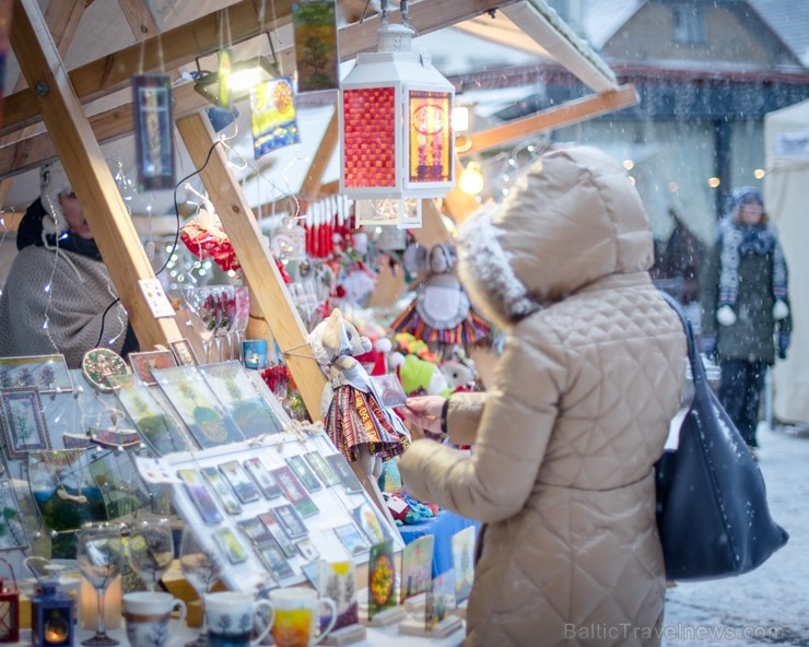 Cēsīs, gaidot Ziemassvētkus, pilsētas iedzīvotāji un viesi pulcējās kopā uz egles iedegšanu, tirdziņos meklēja un atrada gardas dāvanas un klausījās b Cēsīs, gaidot Ziemassvētkus, pilsētas iedzīvotāji un viesi pulcējās kopā uz egles iedegšanu, tirdziņos meklēja un atrada gardas dāvanas un klausījās b 239848