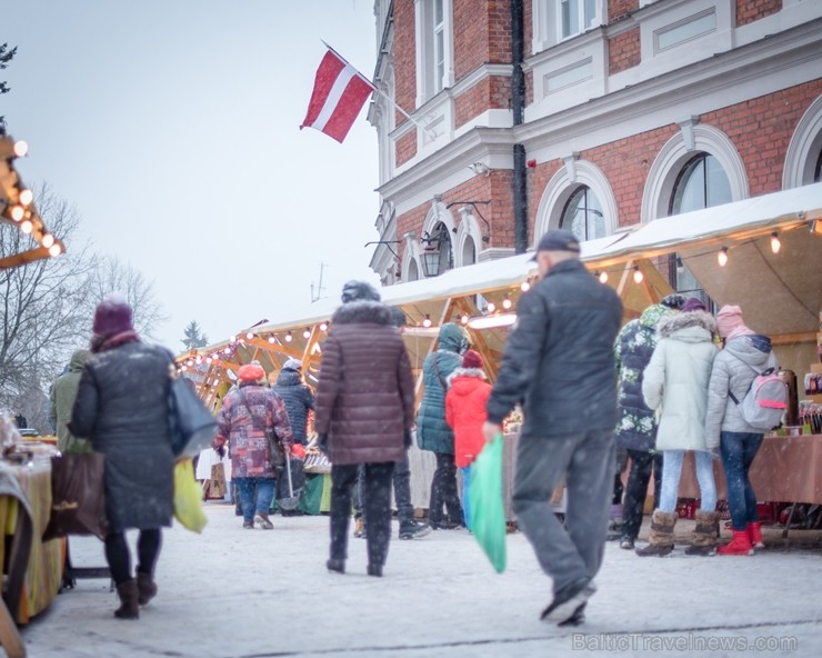 Cēsīs, gaidot Ziemassvētkus, pilsētas iedzīvotāji un viesi pulcējās kopā uz egles iedegšanu, tirdziņos meklēja un atrada gardas dāvanas un klausījās b Cēsīs, gaidot Ziemassvētkus, pilsētas iedzīvotāji un viesi pulcējās kopā uz egles iedegšanu, tirdziņos meklēja un atrada gardas dāvanas un klausījās b 239852