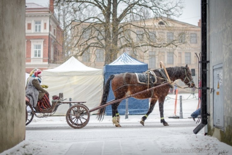 Cēsīs, gaidot Ziemassvētkus, pilsētas iedzīvotāji un viesi pulcējās kopā uz egles iedegšanu, tirdziņos meklēja un atrada gardas dāvanas un klausījās b Cēsīs, gaidot Ziemassvētkus, pilsētas iedzīvotāji un viesi pulcējās kopā uz egles iedegšanu, tirdziņos meklēja un atrada gardas dāvanas un klausījās b 239934