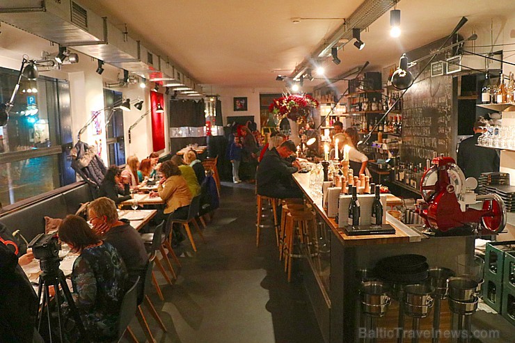 Rīgas restorānā «Vīna studija» Stabu ielā 5.12.2018 māksliniece Elita Patmalniece ir iekārtojusi gleznu personālizstādi Rīgas restorānā «Vīna studija» Stabu ielā 5.12.2018 māksliniece Elita Patmalniece ir iekārtojusi gleznu personālizstādi 240198