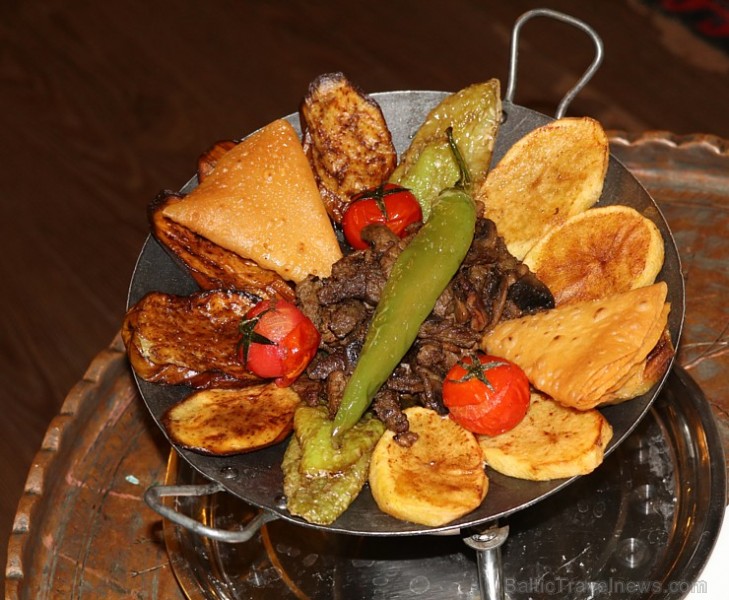 Travelnews.lv apmeklē Baku muzeja stila restorānu «Shirvanshah Museum Restaurant». Sadarbībā ar Latvijas vēstniecību Azerbaidžānā un tūrisma firmu «RA 240595