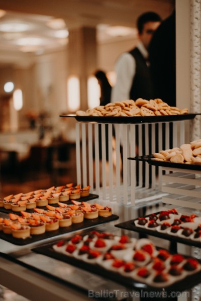 «Grand Hotel Kempinski Riga» kopā ar draugiem un sadarbības partneriem iededz Ziemassvētku egli 240688
