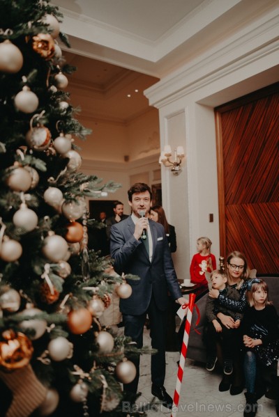 «Grand Hotel Kempinski Riga» kopā ar draugiem un sadarbības partneriem iededz Ziemassvētku egli 240697