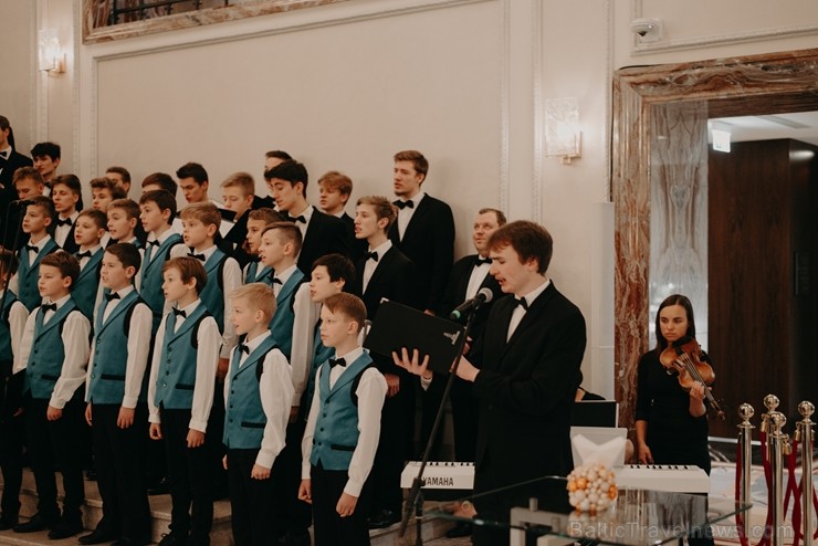 «Grand Hotel Kempinski Riga» kopā ar draugiem un sadarbības partneriem iededz Ziemassvētku egli 240701