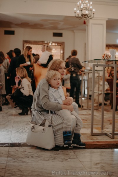 «Grand Hotel Kempinski Riga» kopā ar draugiem un sadarbības partneriem iededz Ziemassvētku egli 240702